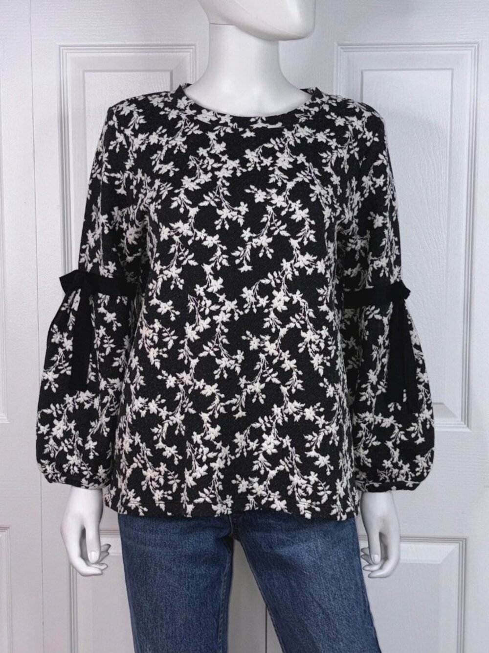 KARL LAGERFELD women's floral sweater size Medium LIKE NEW